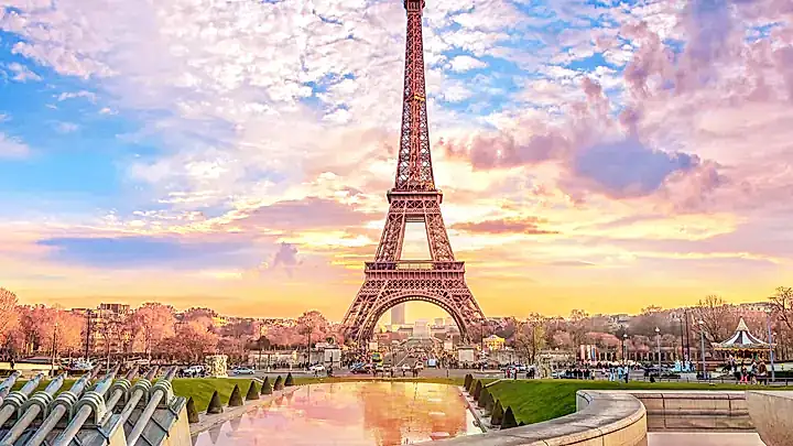 Der Eiffelturm am Abend © MarinadeArt - stock.adobe.com