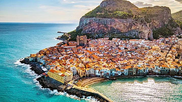 Altstadt-Gasse in Lipari © AlexanderNikiforov - stock.adobe.com