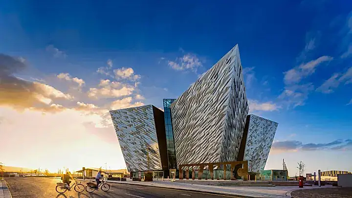 Titanic Belfast bei Sonnenuntergang © 360 Travel Design