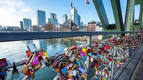 Liebesschlösser am Eisernen Steg in Frankfurt © diegograndi - stock.adobe.com