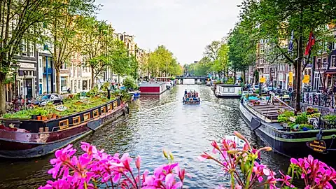 Kanal in Amsterdam im Sommer © CPN - stock.adobe.com