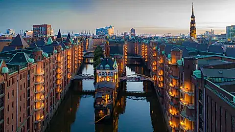 Speicherstadt mit Blick auf die Elbphilharmonie © Daniel Fröhlich - stock.adobe.com