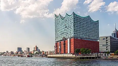 Hamburger Hafen und Elbphilharmonie
