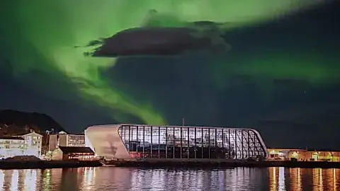 Nordlichter über dem Hurtigrutenmuseum in Stokmarknes © Bjorn_Eide