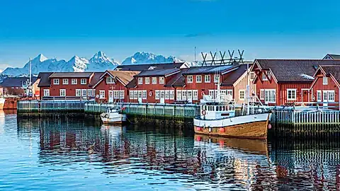 Rote Häuser im Hafen von Svolvær © EyesTraveling - stock.adobe.com