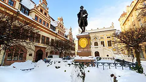 Goethe-Denkmal vor der alten Handelsbörse im Winter © FSEID - stock.adobe.com