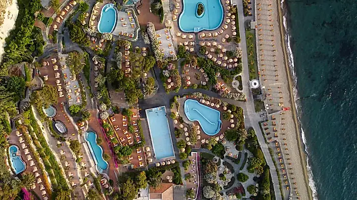 Die berühmte Giardini Poseidon Terme von oben © jovannig-stock.adobe.com