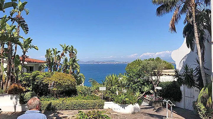 Gepflegte Aussenanlage