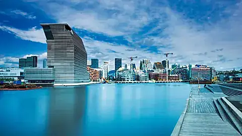 Oslos Innenstadt mit Munch Museum direkt am Meer © Morten Almeland - stock.adobe.com