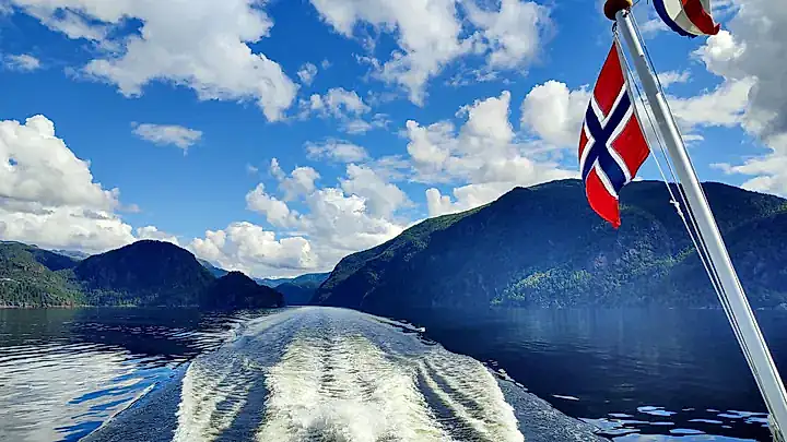 Fjordkreuzfahrt Mostraumen, Norwegen © DashaKurinna - stock.adobe.com