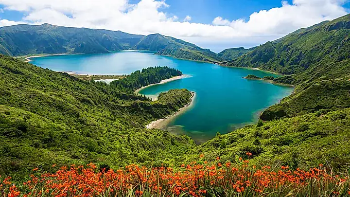 Lagoa do Fogo © hopsalka - stock.adobe.com