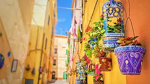 Buntes Gässchen in Alghero © refresh(PIX) - stock.adobe.com