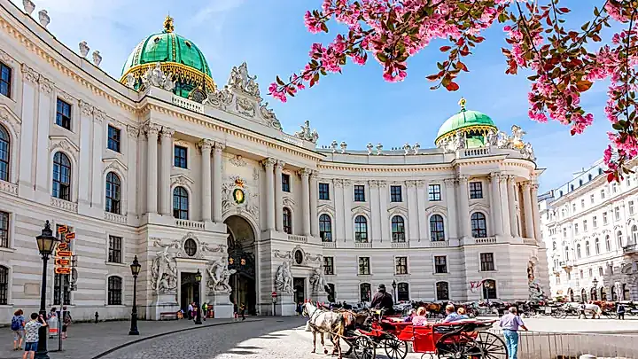 Blick auf die Wiener Hofburg © Tryfonov - stock.adobe.com