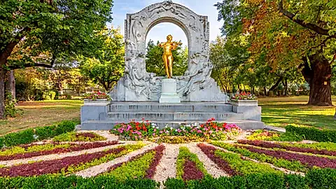 Johann Strauß Denkmal im herbstlichen Wiener Stadtpark © Mistervlad - stock.adobe.com